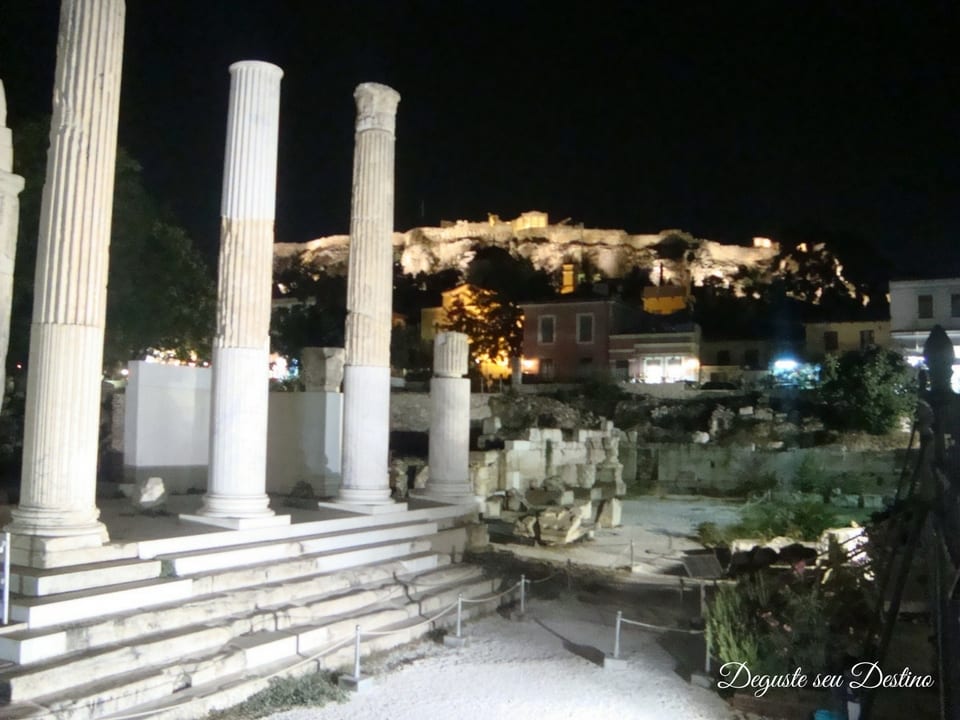 Erection e ao fundo: a Acrópole de Atenas.